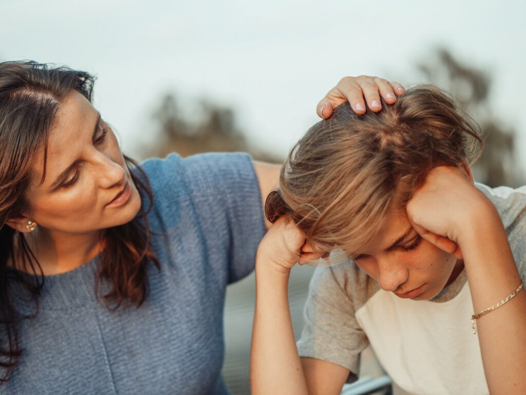 Madre calmando a su hijo con una caricia