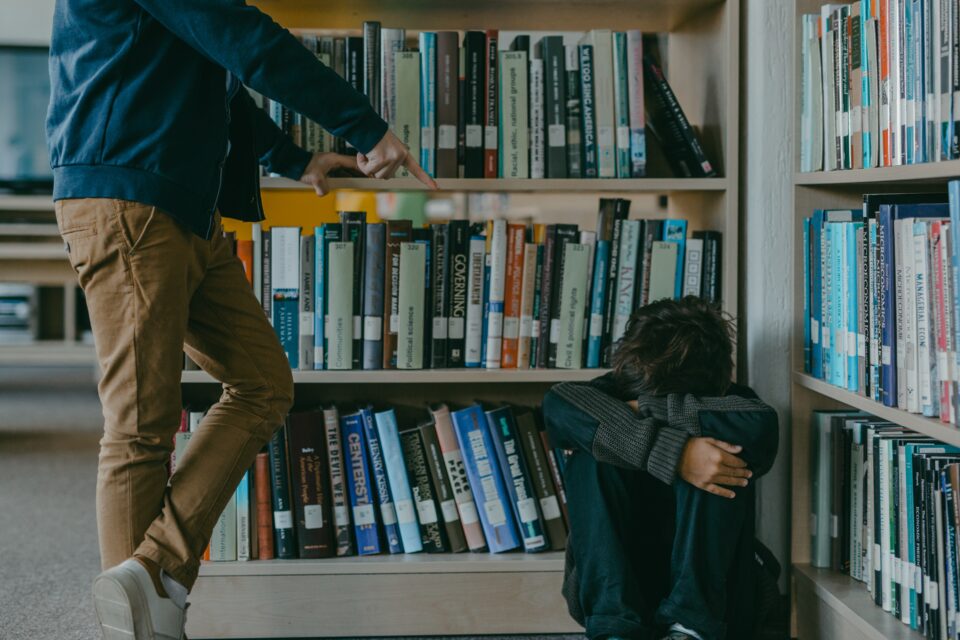 acoso escolar en la biblioteca