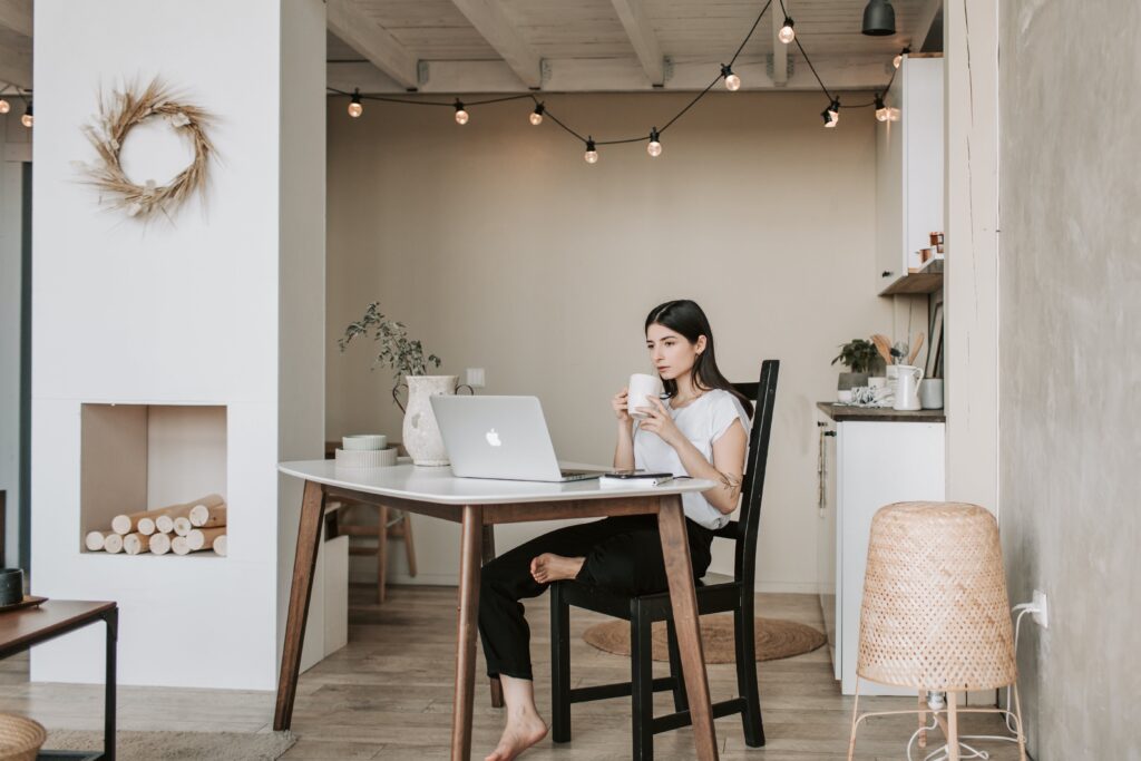 mujer acudiendo a psicoterapia online