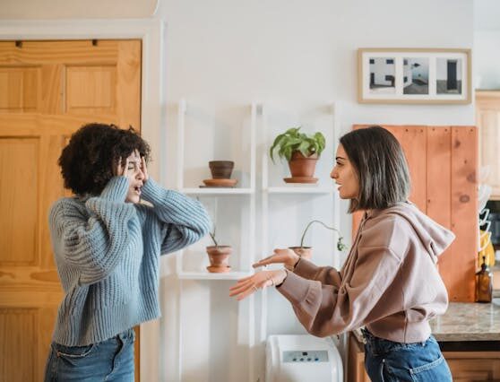 dos mujeres discuten