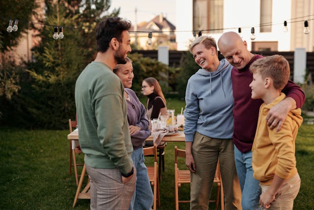 personas sonriendo en un jardín