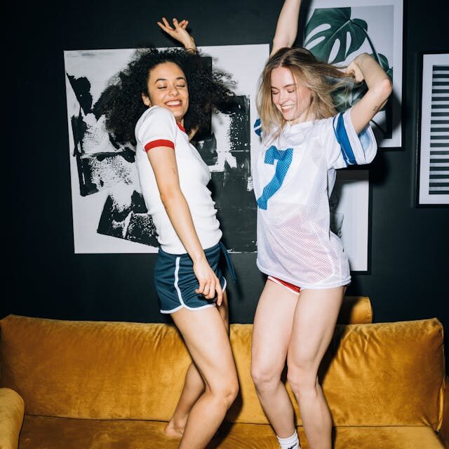 amigas saltan sofá bernus psicologia
