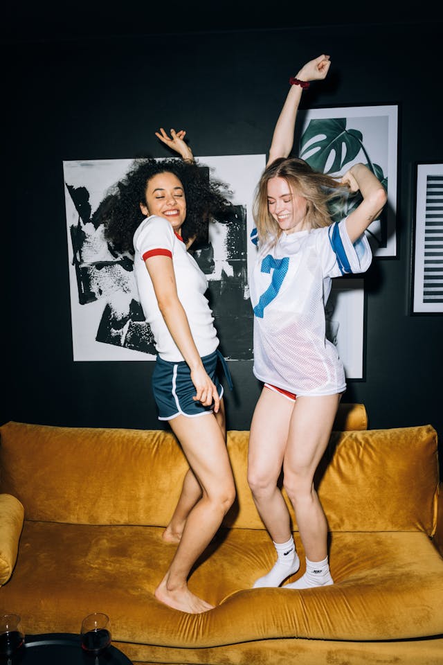 amigas saltan sofá bernus psicologia