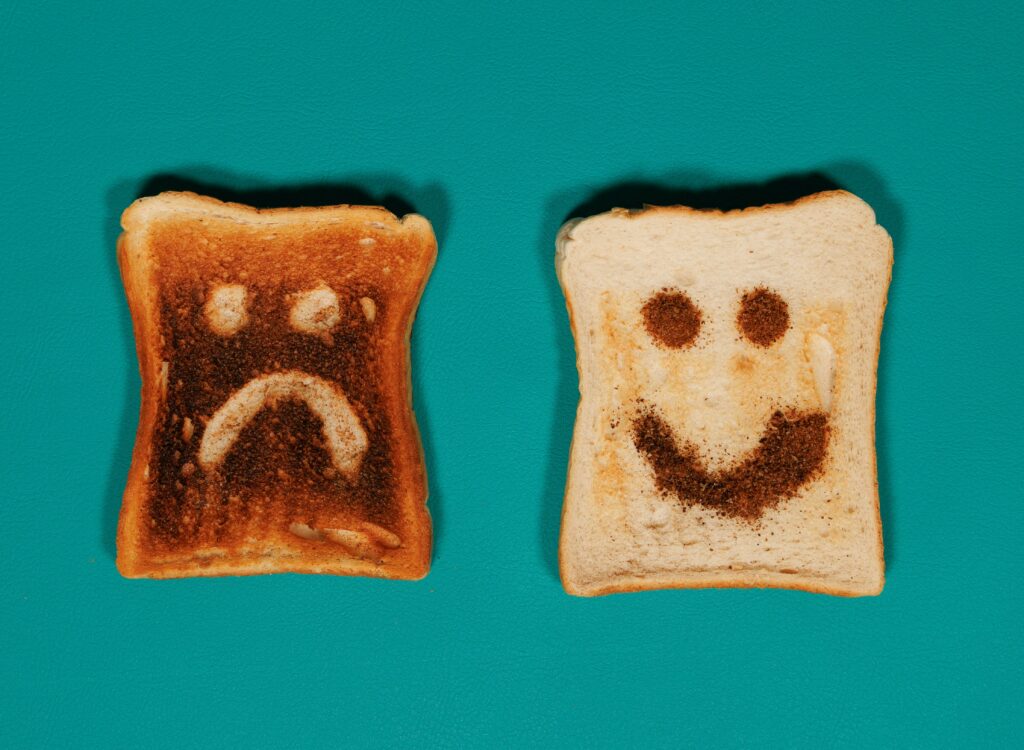 TCA y emociones unas tostadas con cara triste y alegre ejemplificando