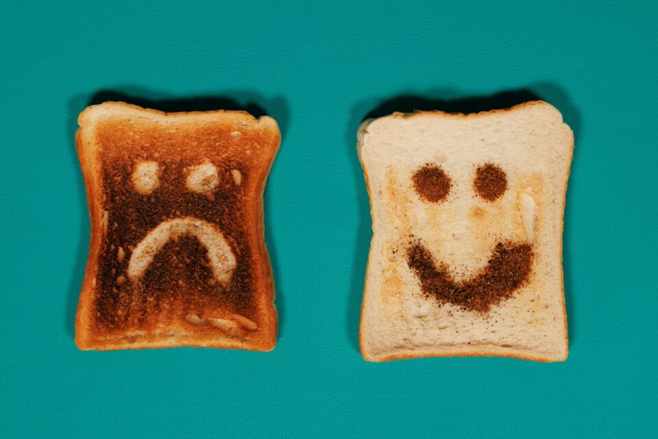 TCA y emociones unas tostadas con cara triste y alegre ejemplificando
