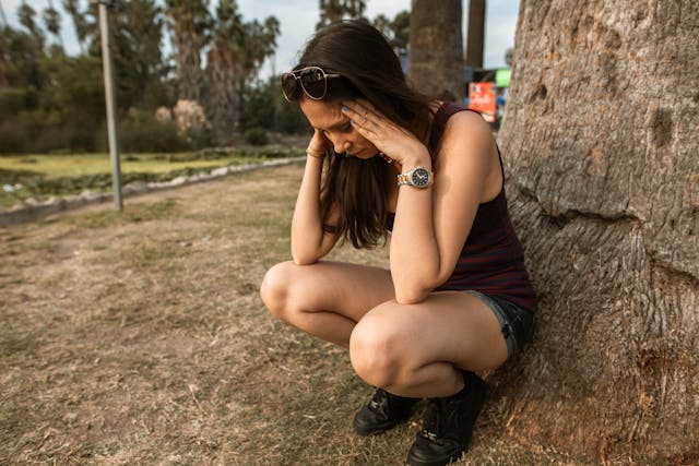 chica joven en el campo nerviosa