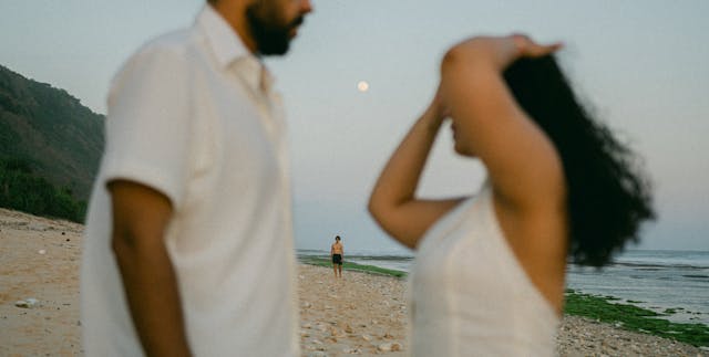 pareja hablando en la playa vestidos de blanco