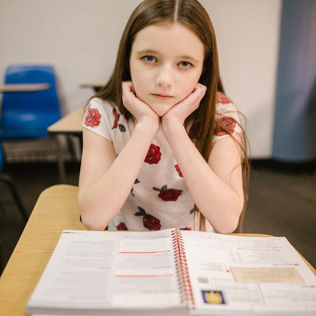 niña en la escuela víctima de acoso escolar