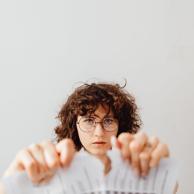 mujer rompiendo un papel