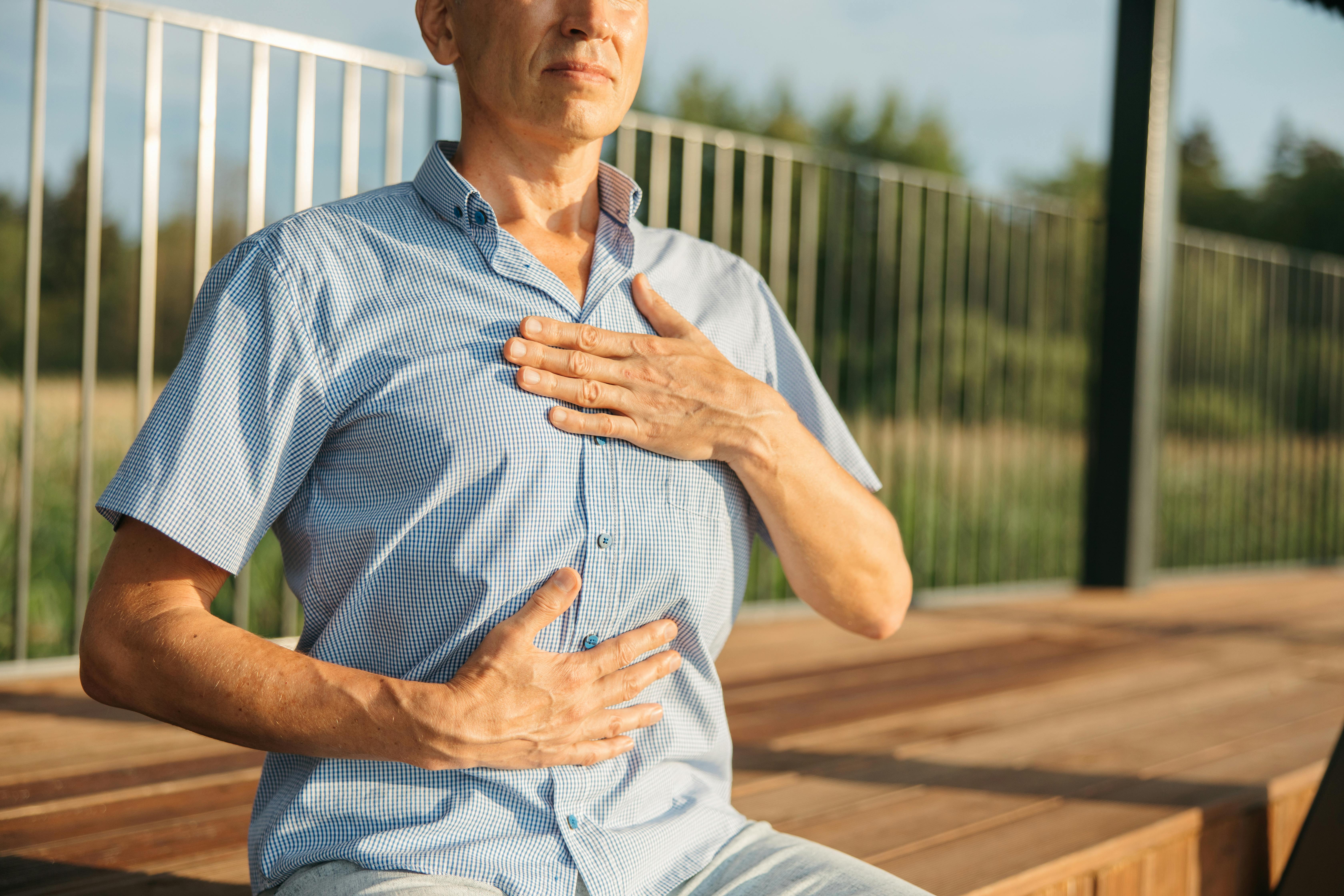 hombre con ansiedad respirando