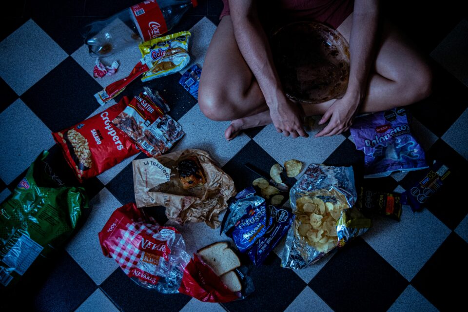 mujer sentada en el suelo con comida