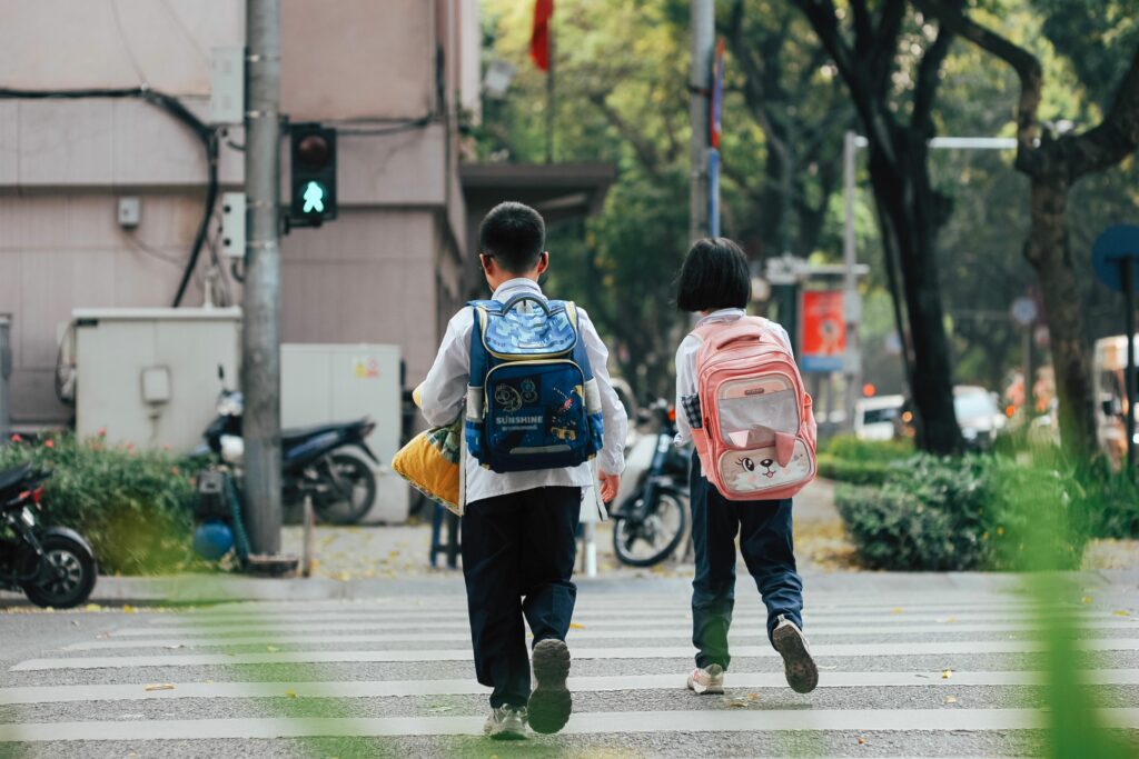 niños cruzando la calle de camino al cole